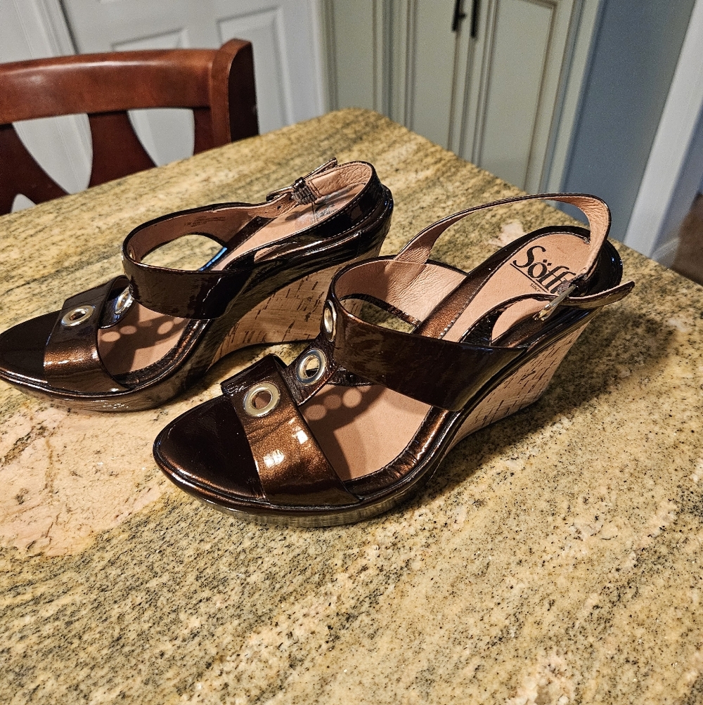 Sofft Women's Shiny Patent Brown Wedge Sandals 7 1/2